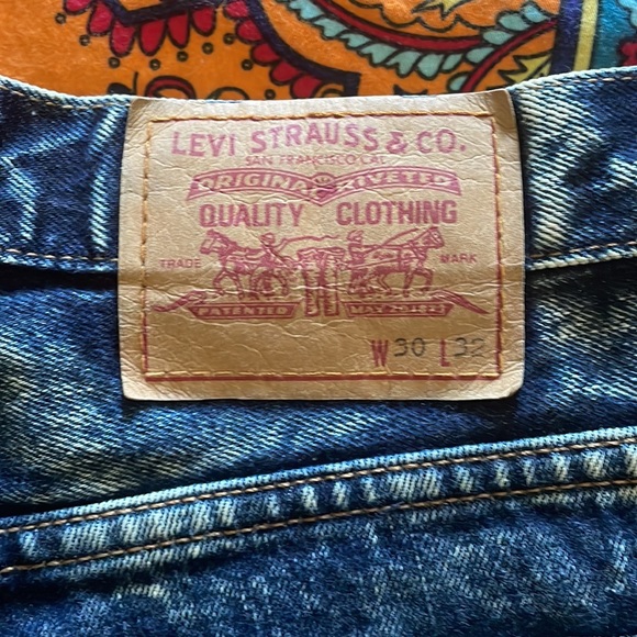 Acid Wash Levi's Shorts - Picture 3 of 3